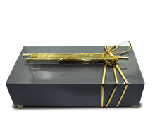 Görseli Galeri görüntüleyiciye yükleyin, Metal Kulp Detaylı Akrilik Kutu
