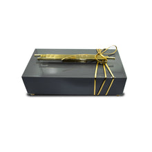 Görseli Galeri görüntüleyiciye yükleyin, Metal Kulp Detaylı Akrilik Kutu
